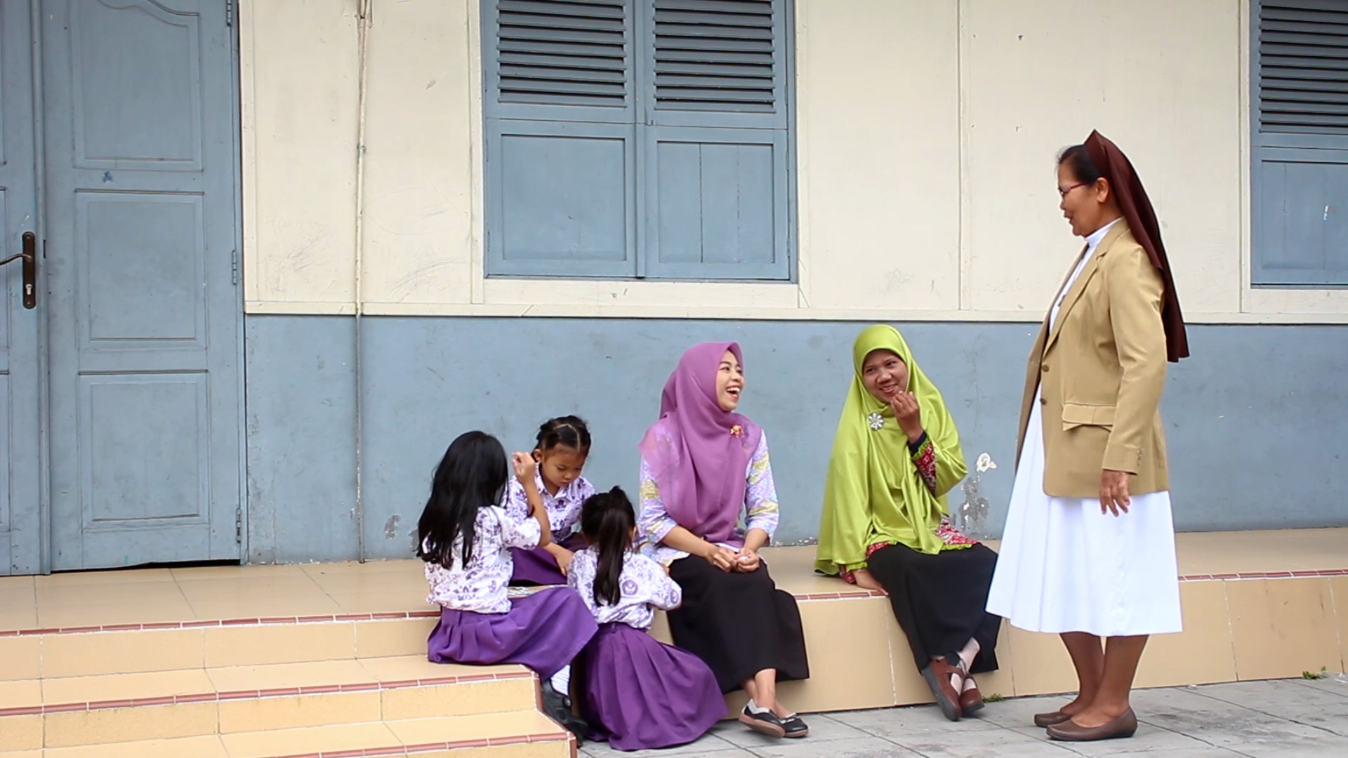 Satu Kampung Tiga Cahaya